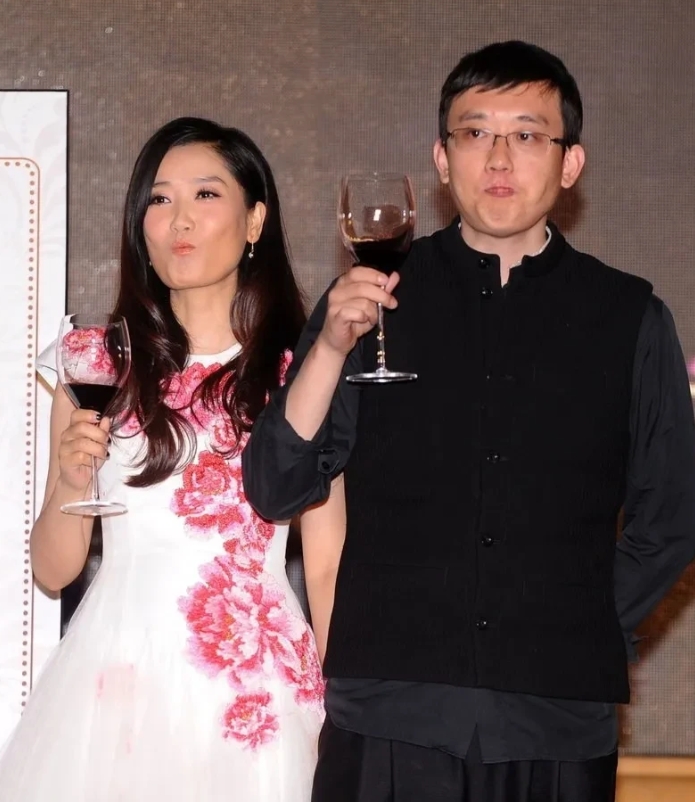 一次，主持人问玲花:“你老公平常开车吗？”玲花说:“没结婚之前会开，结婚之后就不