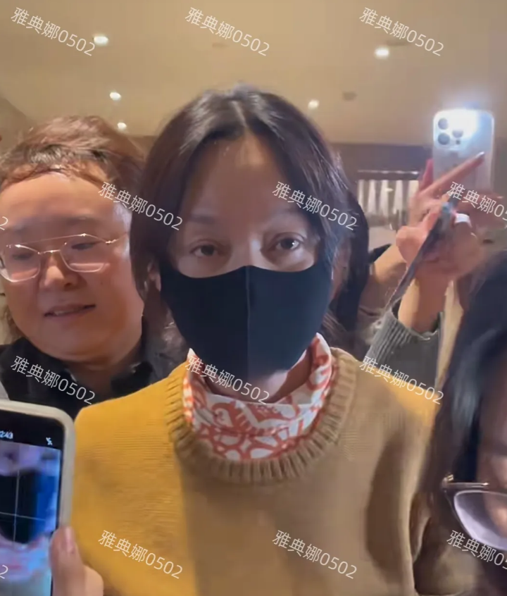 闫妮素颜好老，眼睛也很无神跟她化妆的样子差好多，毕竟53岁了不再年轻。
但好在人