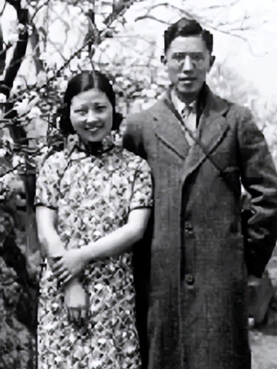 1993年，91岁的周培源散步回家后觉得有点累，他像往常一样，贴在妻子耳旁说＂我