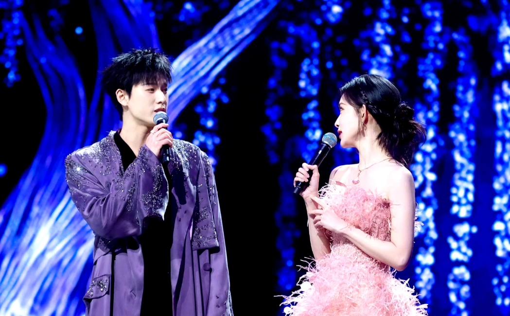 孟子义李昀锐微博之夜同台演唱，我发现了这3个小情侣的超甜细节