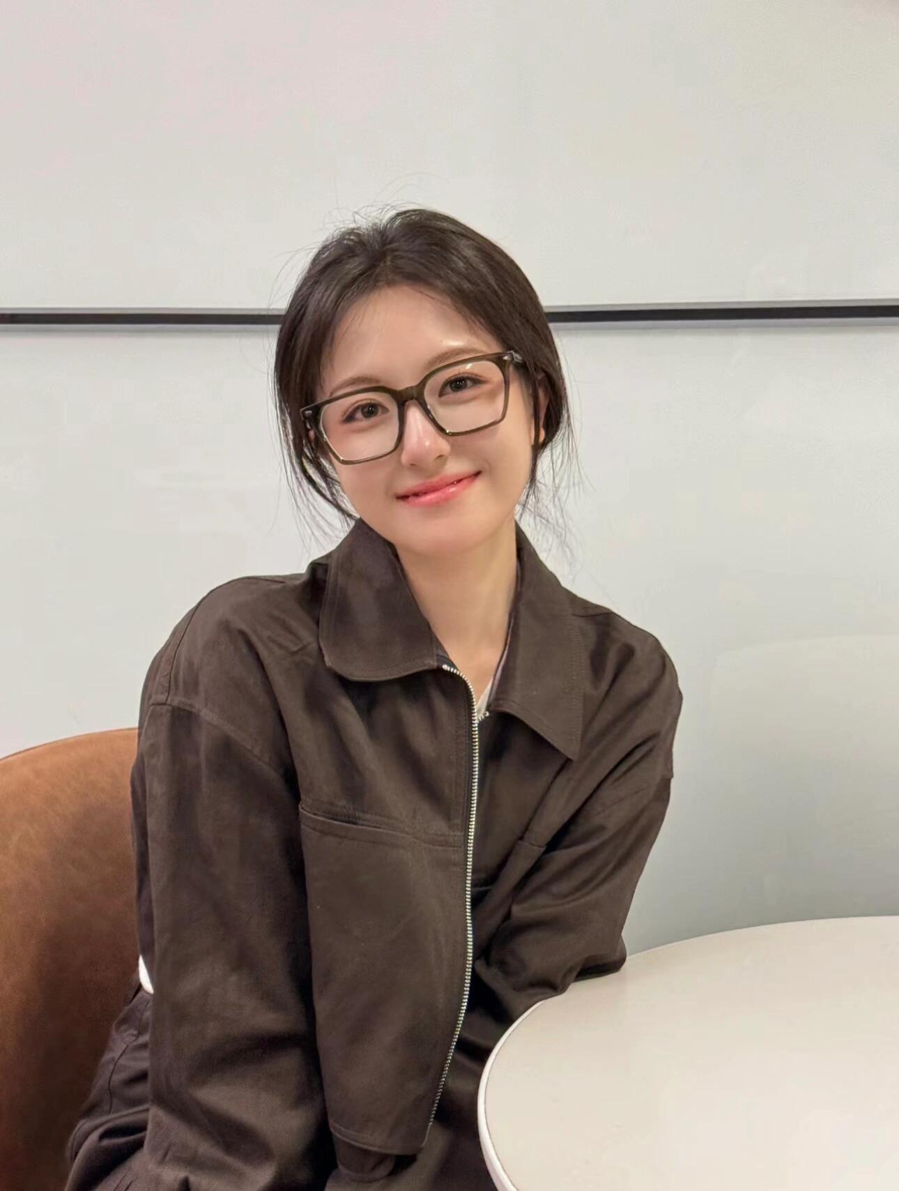 现在的小姑娘都长得真好看