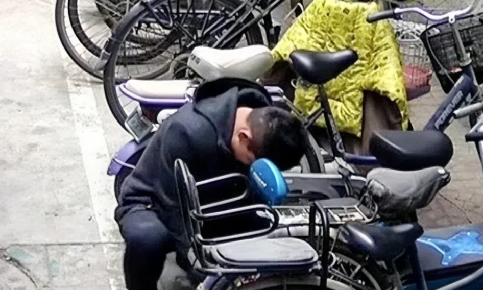 “冤不冤？”辽宁阜新，医院保安上班期间，看到有人使用钥匙尝试开自己停放在医院门口