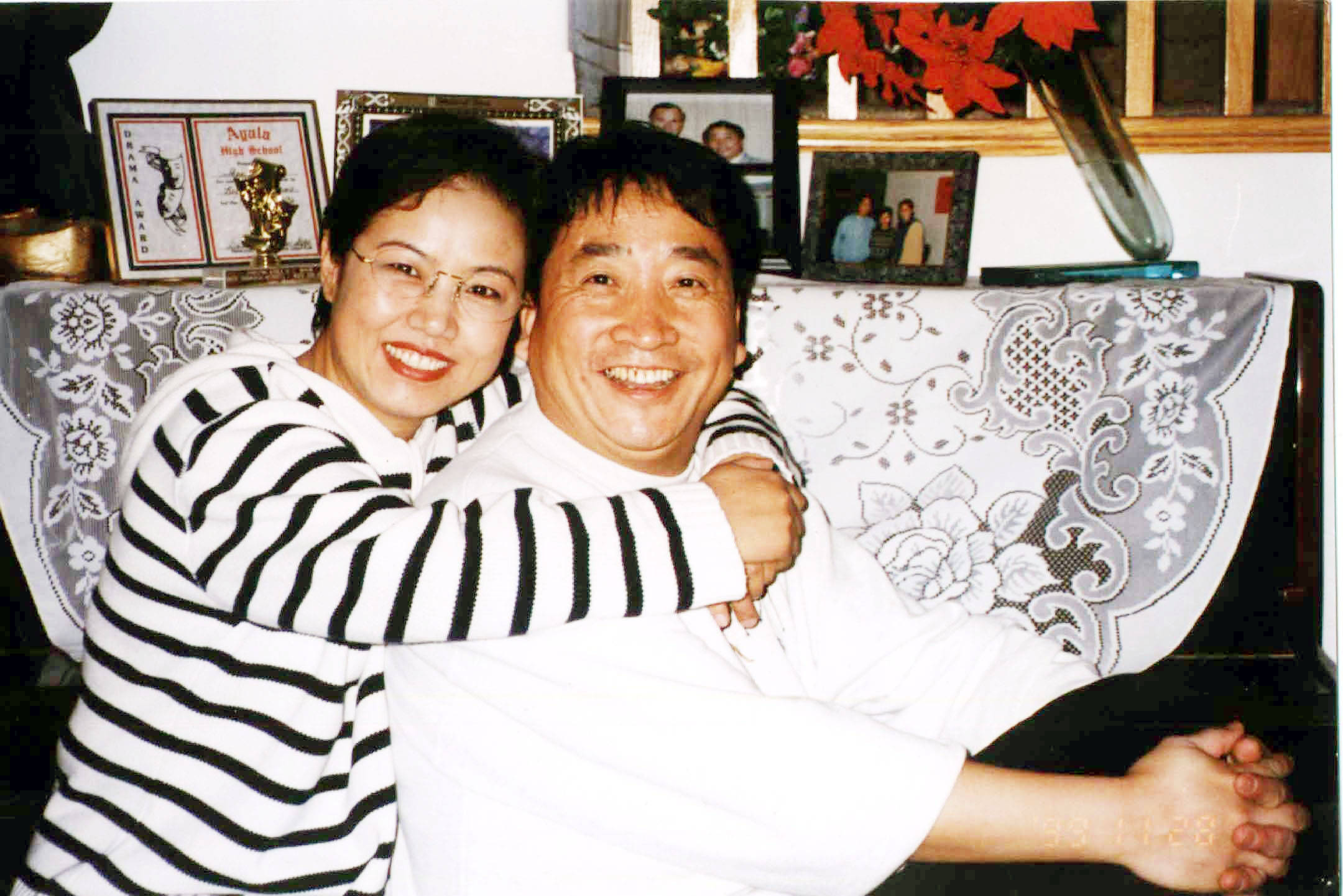 一次，姜昆的妻子李静民从国外回家，看到家里有一个小男孩，她问：“你怎么在我家？”