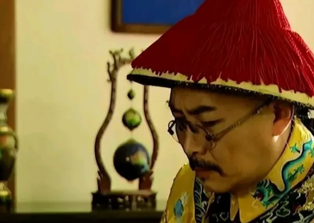 雍正这个人迷信到什么程度呢？

他派岳钟琪去打准噶尔，临行前先把岳钟琪手下将领的