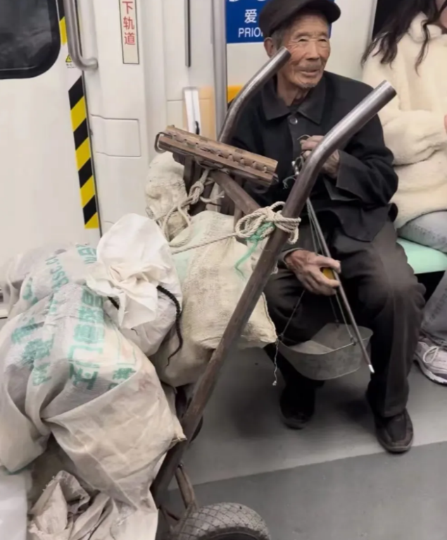 在青岛地铁13号线上，一个普通的晚上演绎了不普通的人间温情。一位87岁的老爷爷，