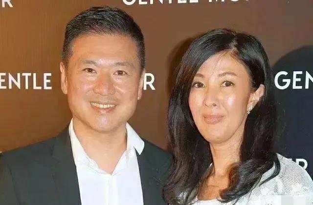 感觉李嘉欣姐姐才是狠角色，比李嘉欣还厉害，甩掉前夫，挤走原配，靠孕肚上位成阔太。
