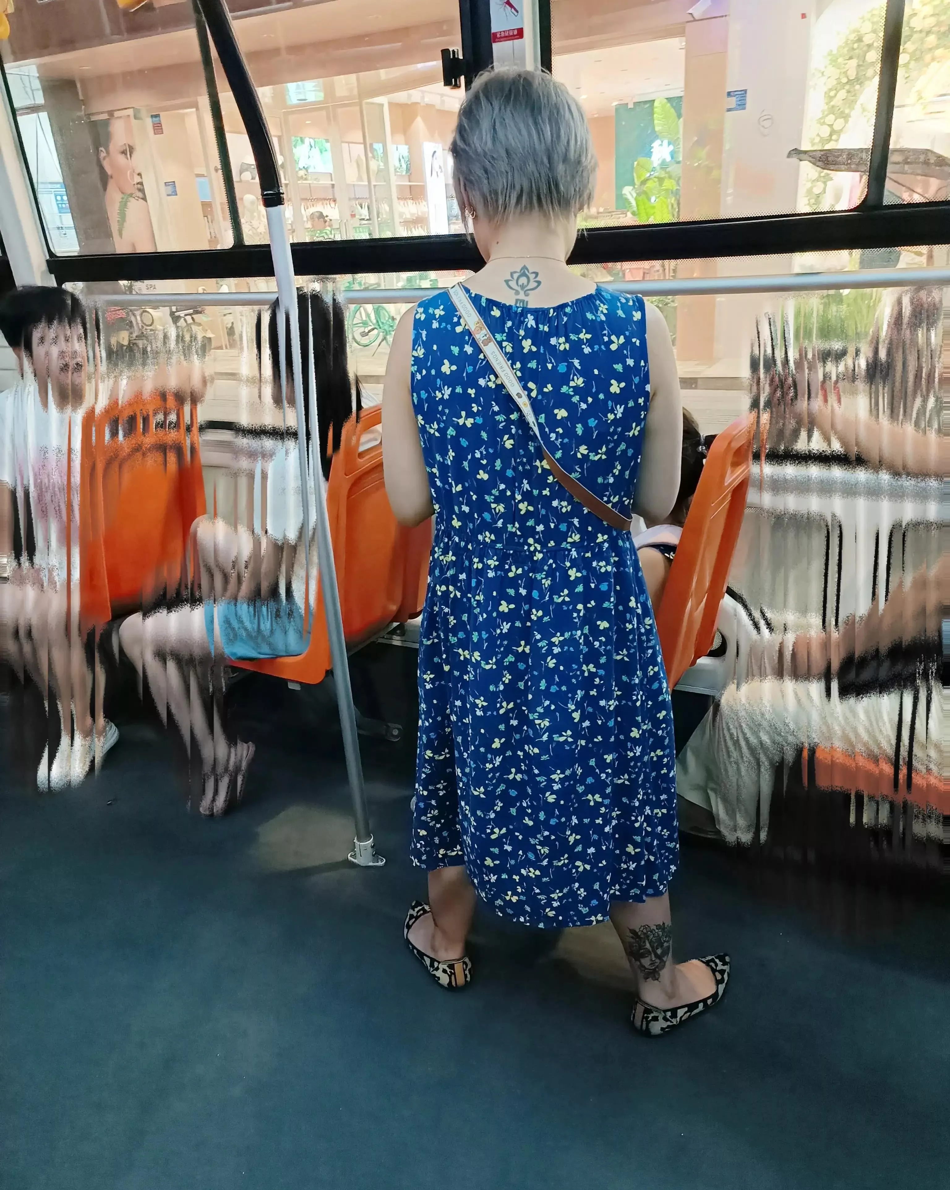 公交车上看到这名接孩子放学的女士，孩子坐着她站着，我正好站在她的后面，无意中看到