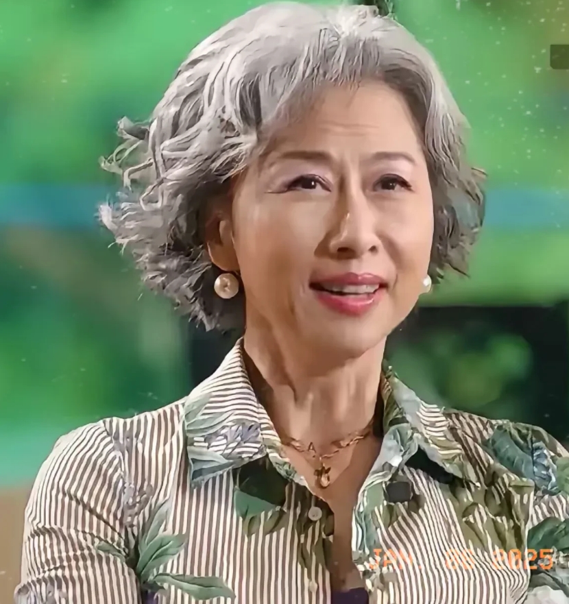 为什么她比别的女明星老得快呢？
她年轻时也是风华绝代的人啊！
不过她也是快70岁