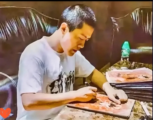 家人们，饺子导演太让人意外啦！一下子就闭关了。

120多亿票房的庆功宴都没办，