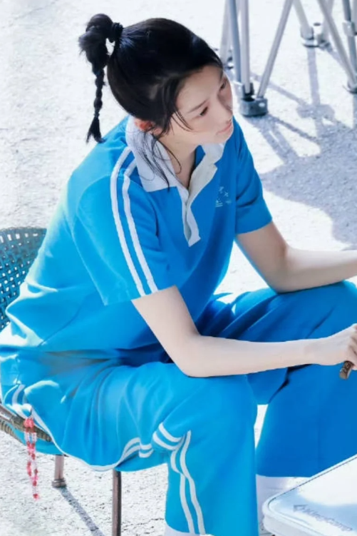关晓彤青涩的校园照