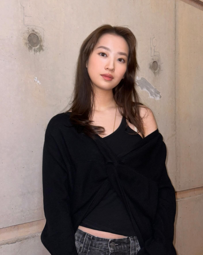 她是香港著名女星龚慈恩的女儿，今年已经24岁，现在已经进入娱乐圈发展，她的颜值在
