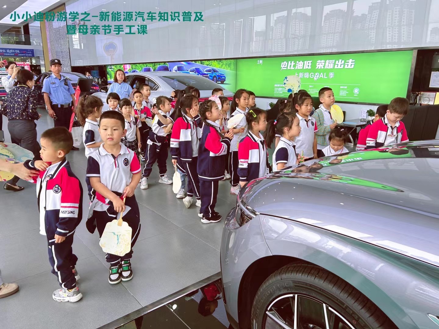 了解学习新能源知识从娃娃抓起，迪子的思维总是这么超前，5月11日比亚迪4S店与幼