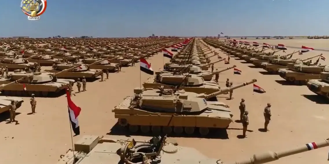 埃及不顾埃塞俄比亚的强烈反对，决定向索马里派遣军队。

开罗已经派遣了一些武器、