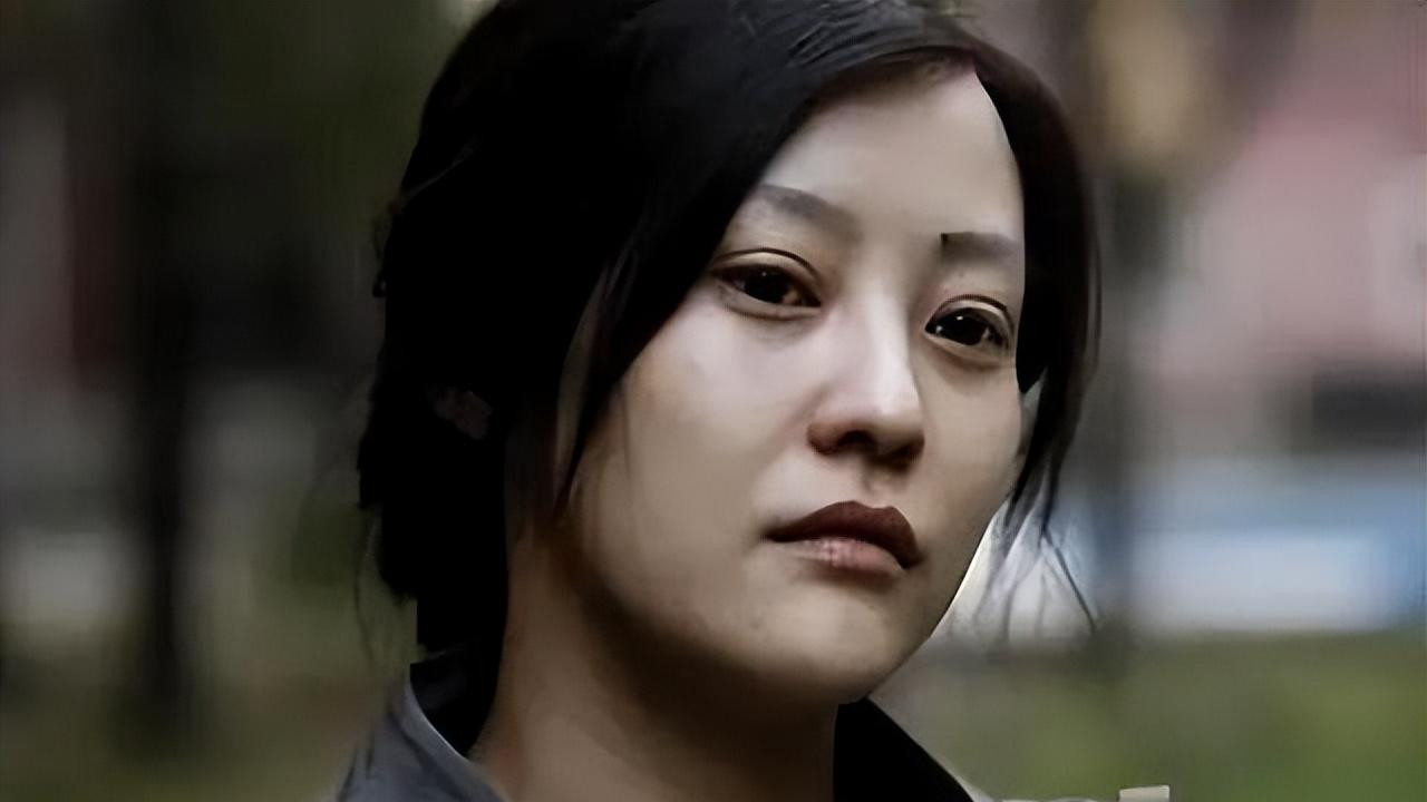 与刘烨离婚5年后，她独自带着双胞胎儿子生活，郝蕾如今后悔吗？