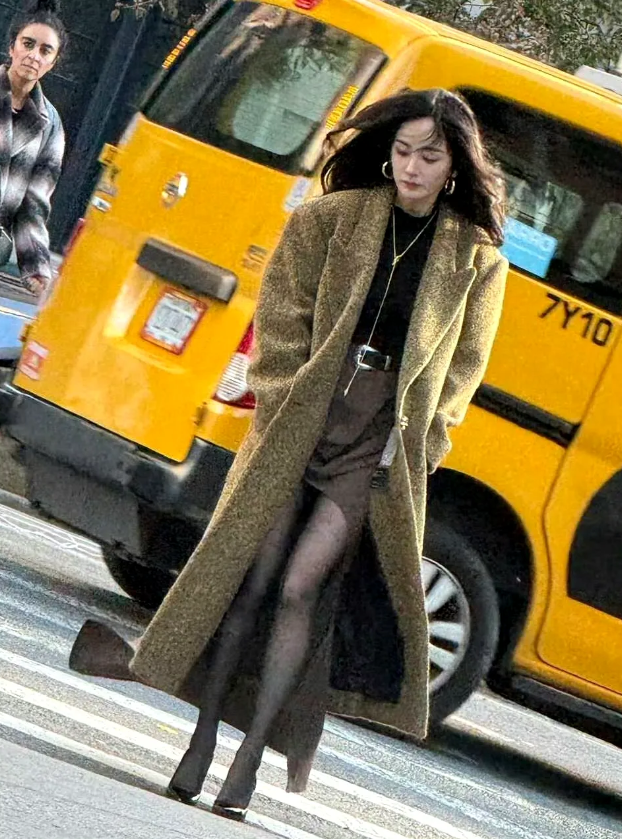 杨幂街拍生图比精修好看，射才苗条气质好，一双没退又长又细，长发飘飘特别有女人味。