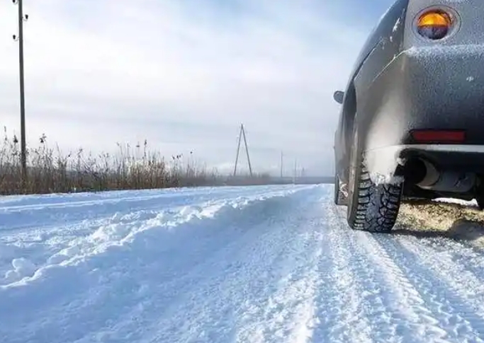 
冬天开车要谨防拉缸，不小心发动机就报废了。
最好方式还是热一下车，尤其是东北地