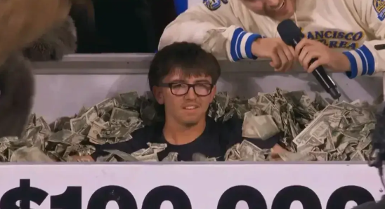 NBA全明星赛这个球迷真的赚到了，利拉德和球迷一起玩中圈三分大赛，在NBA球星利