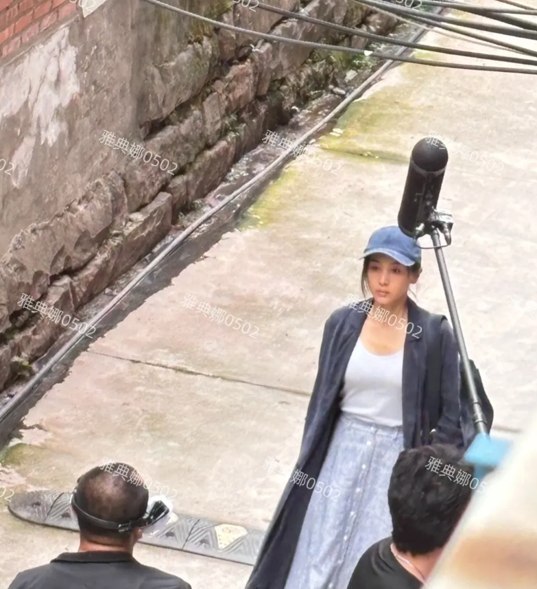 万州偶遇王子文拍戏，她本人好小一只白白瘦瘦的，脸特别小特别上镜。
跟她搭戏的是余