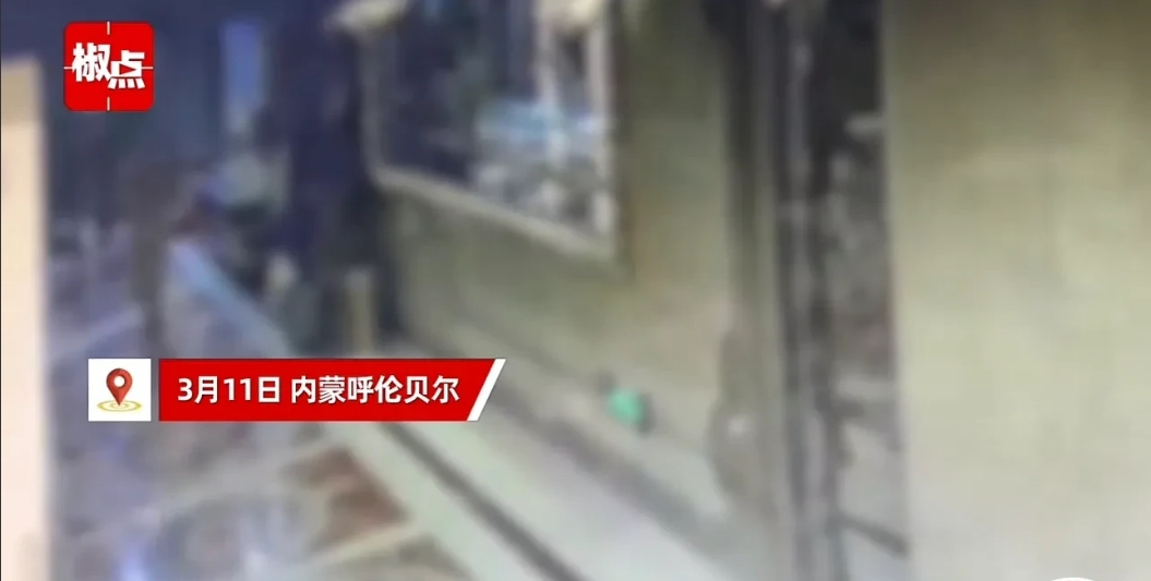 内蒙古呼伦贝尔，一女子到洗浴中心洗澡，刚刚脱下衣服，没想到一名男子竟然直接闯了进