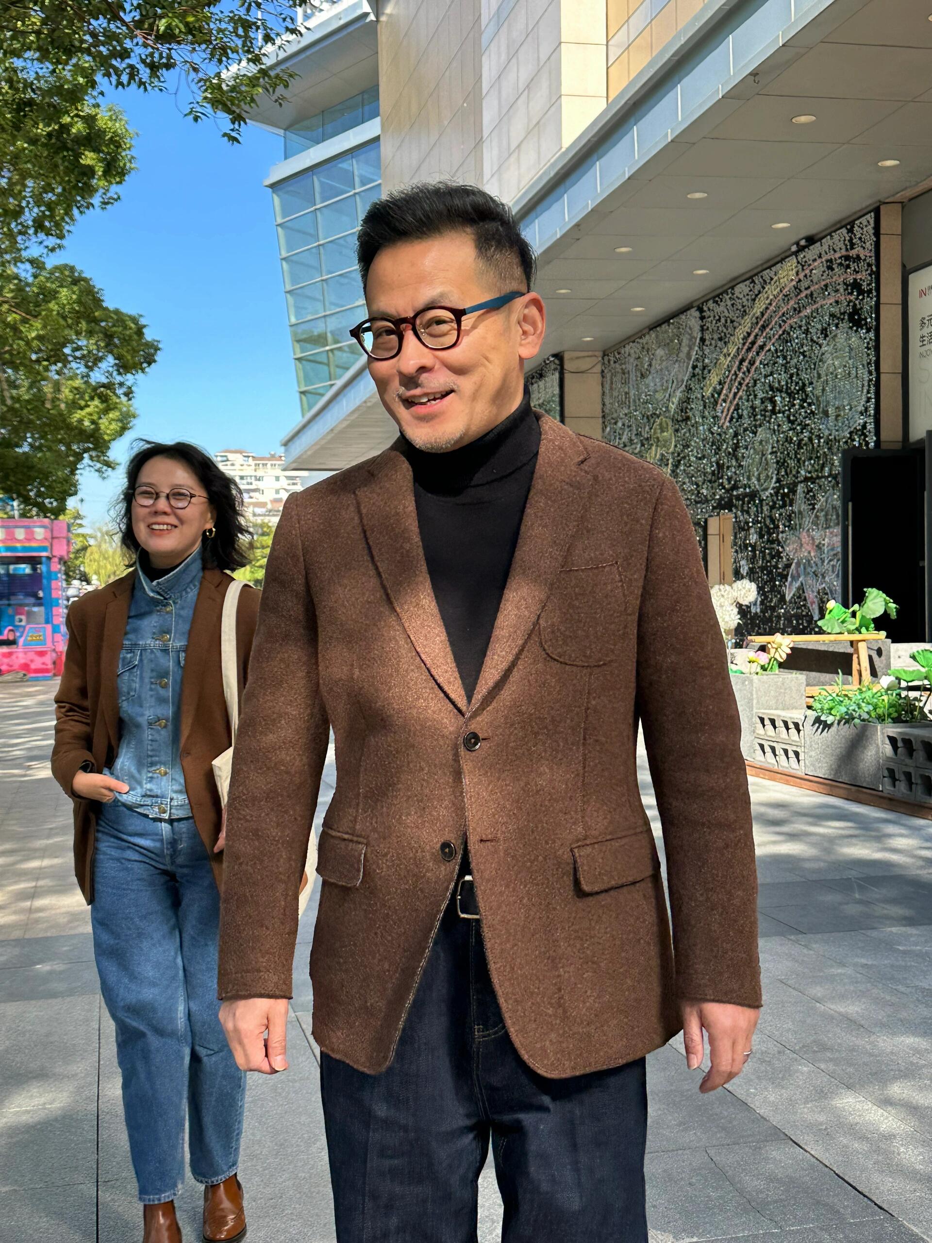 太太今天又偷穿我衣服上街