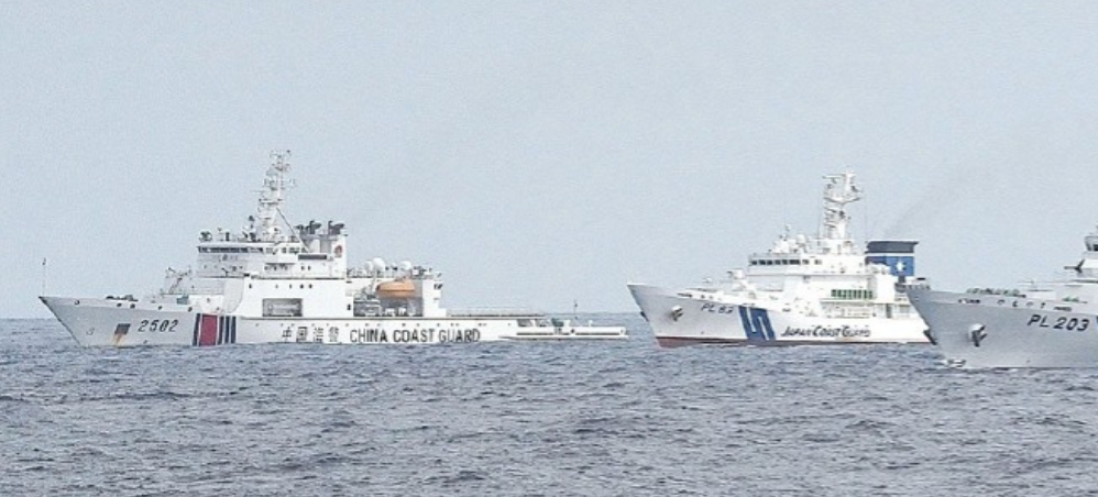 日本石垣市市长中山义隆乘坐新世丸号船，在日本海保厅警戒舰掩护下冲向钓鱼岛海域。我