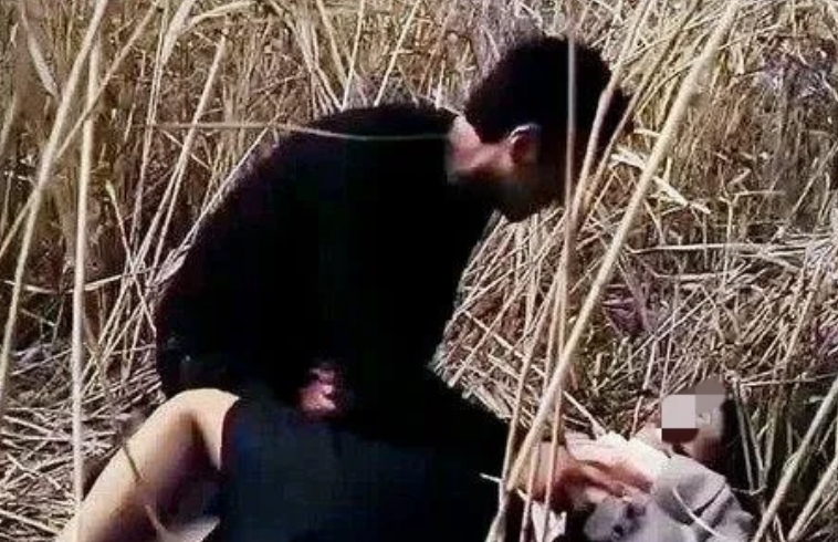 “夜间出行要当心！”重庆，27岁小伙晚上见一年轻女子独自在乡村小路上散步，起了歹