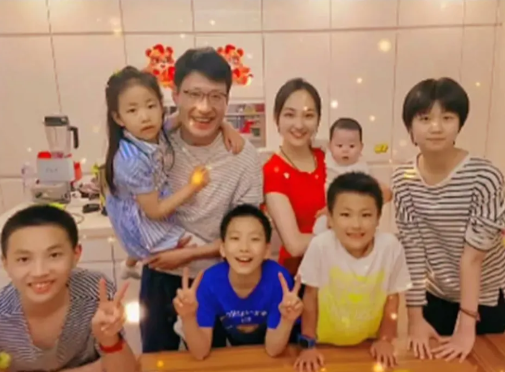 哇哦，还有比这更出圈的八口之家的全家福吗？

颜值依旧在线的于震与小13岁的二婚