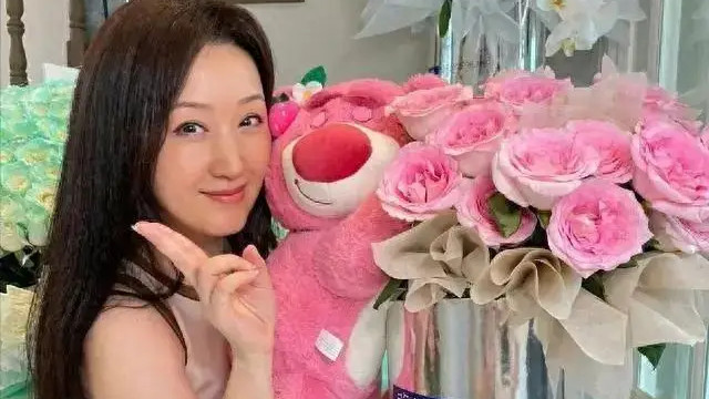 52岁杨钰莹在豪宅里自拍！穿小白裙嫩得像个“水蜜桃”，让人心动