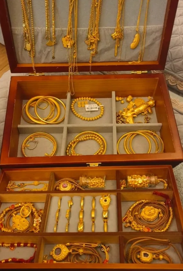 妈妈囤了500g左右的黄金首饰，还有500g的金条，我原本以为这些首饰妈妈一定会