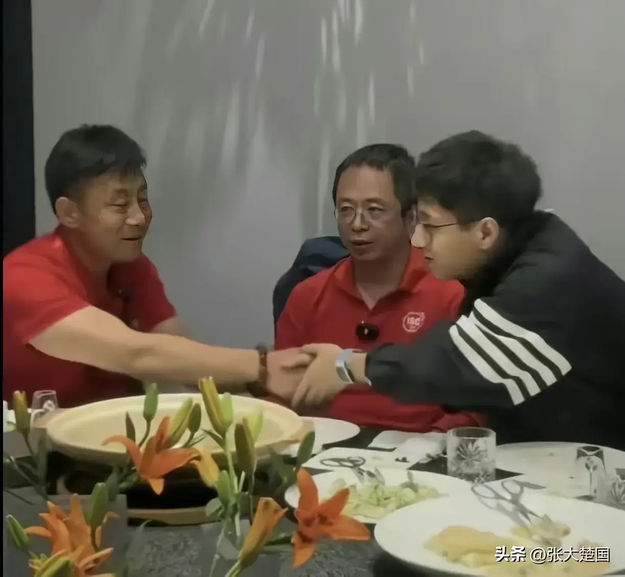 马化腾的饭局，一桌人都是社会精英大佬，比如王兴，程维，雷军，姚劲波，张一鸣，沈南