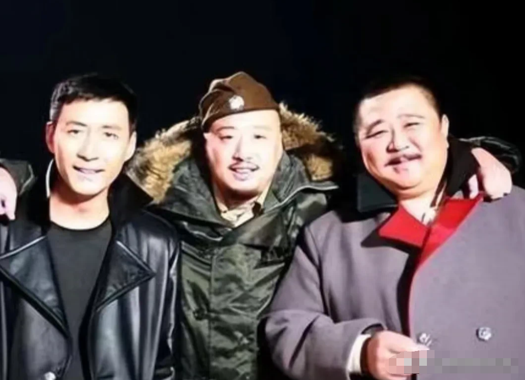 这是一张三位兄弟的合影，画面满是亲密感，他们可都是明星演员呢。其中两位我都熟悉，