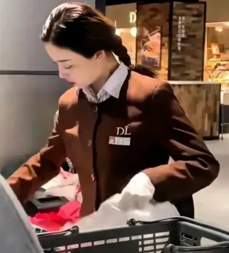 先是胖东来员工结婚新规定，后又是胖东来神似倪妮员工离职。
牛了，连着两条搞胖东来