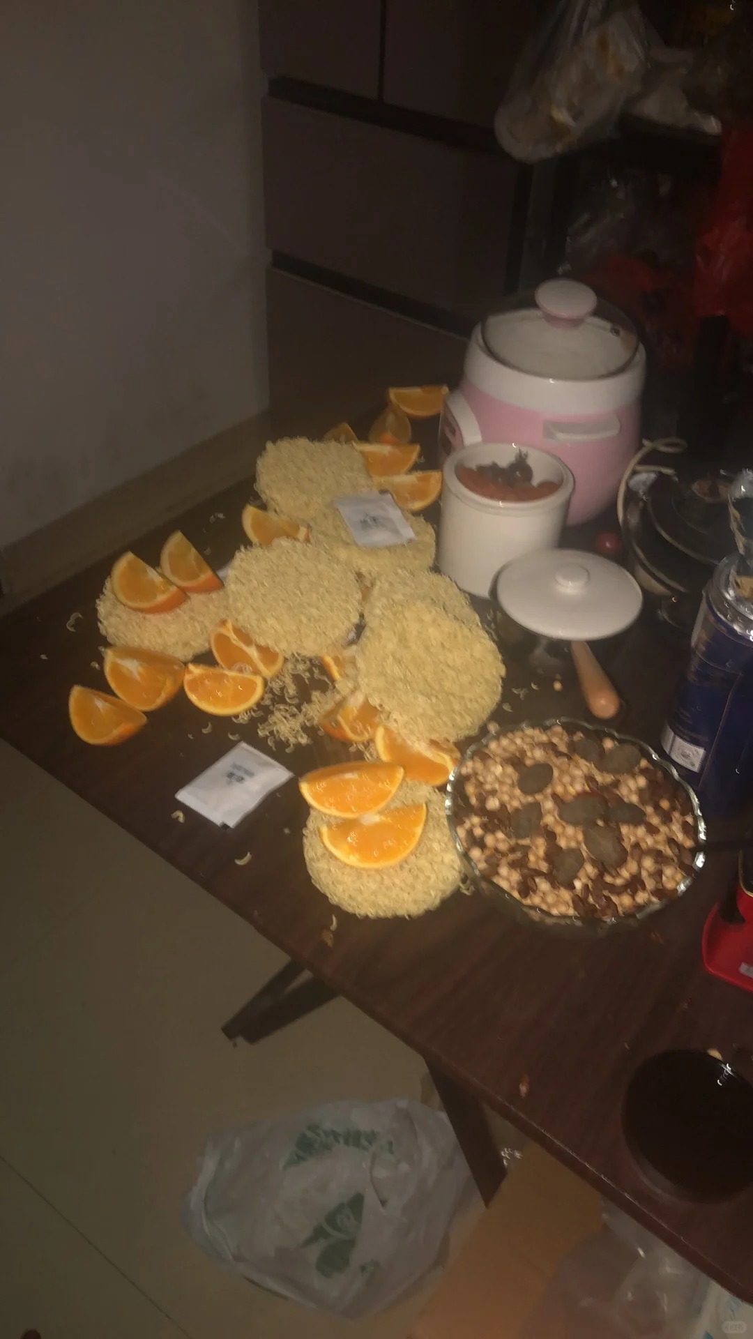 我老爸拆家
不知道我爸半夜干嘛，趁家里人睡着起来把橙子全切了，把泡面全拆了，那些