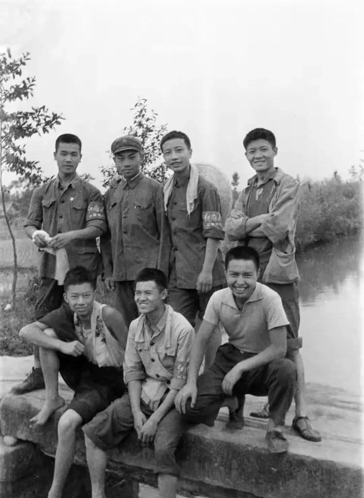 【老照片】1969年，下乡在四川眉山县的成都知青。成都离眉山县只有60公里的距离