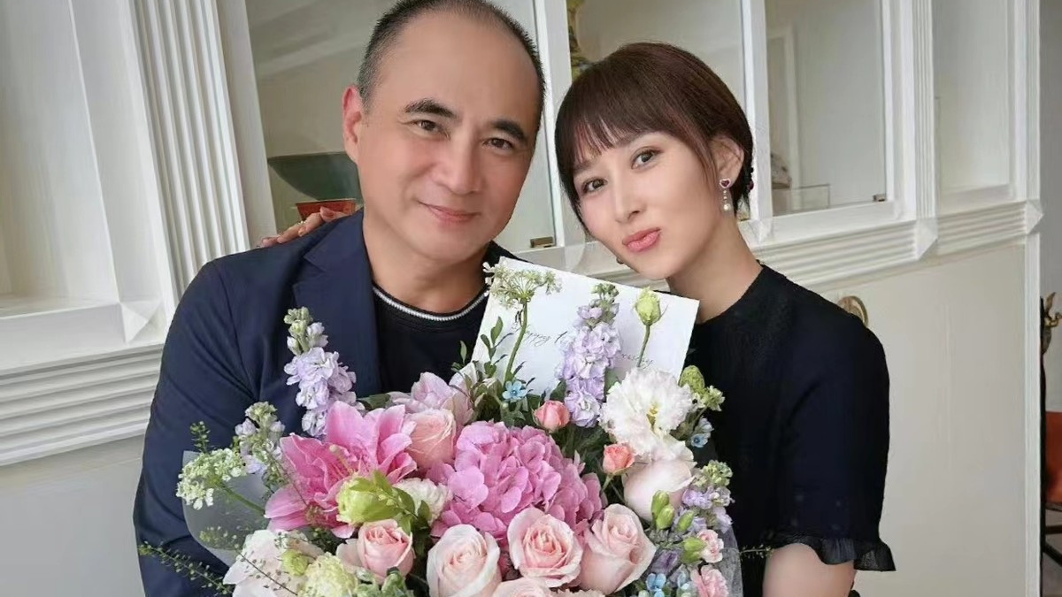董力结婚五年，首次公开妻子身份是外籍模特，两人在马路上认识