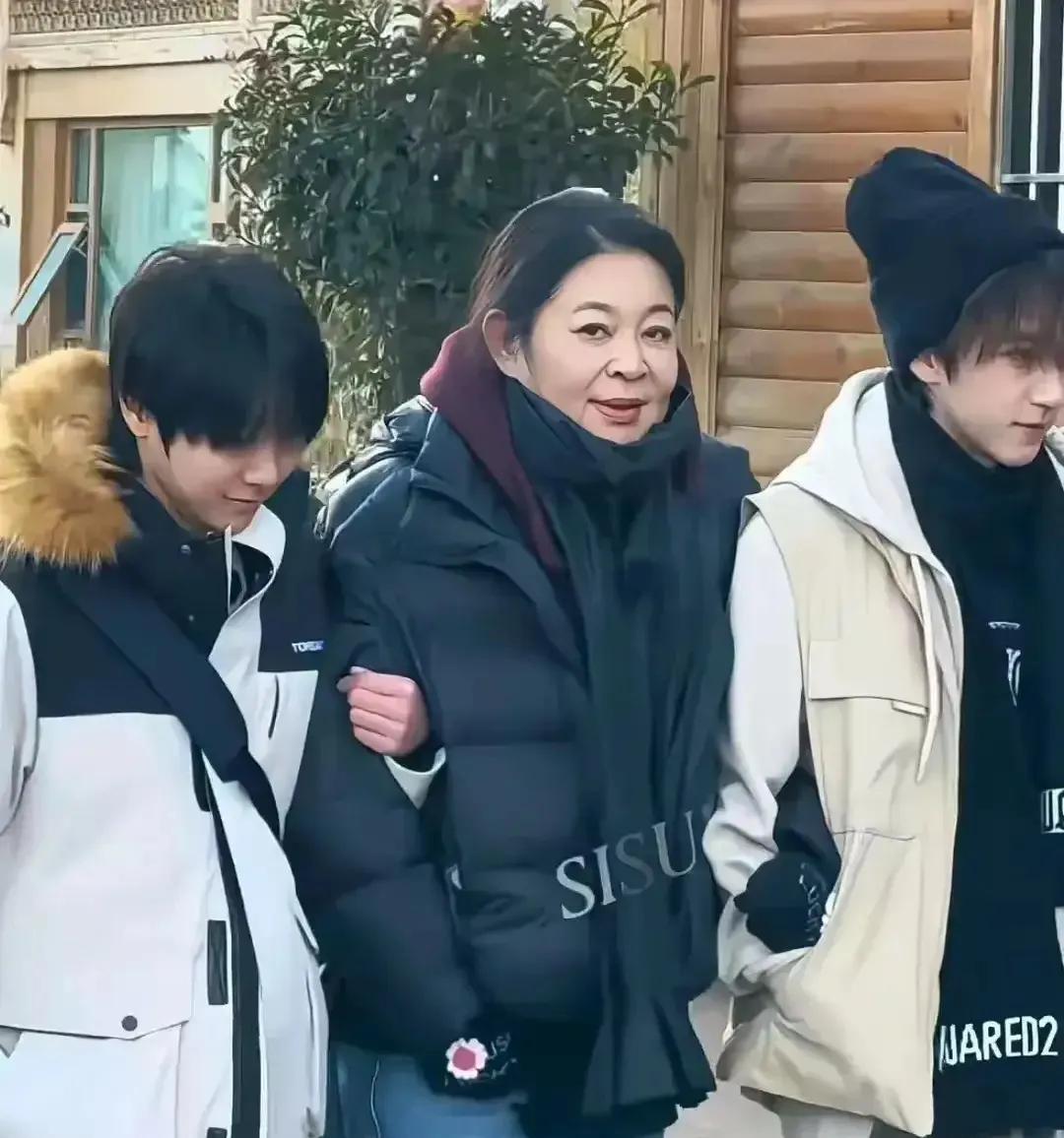 看画面，俩小弟一人一边搀扶着倪萍，却没去照顾坐轮椅的向太。李小冉对倪萍那叫一个好