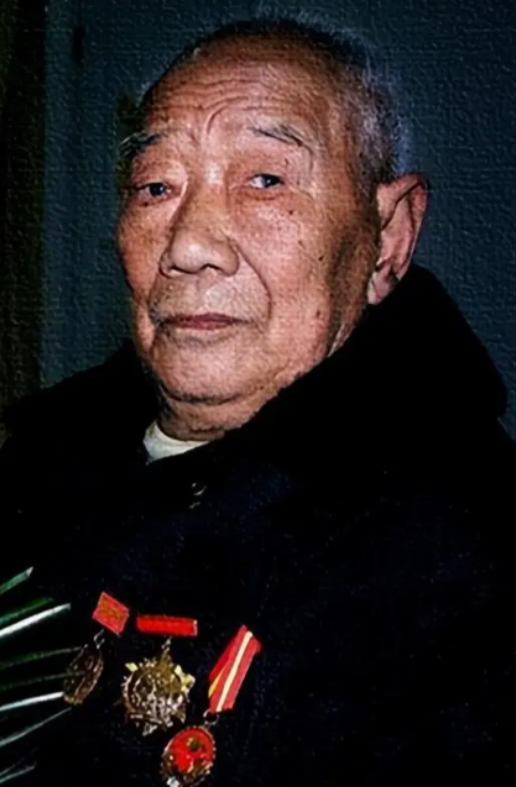 如有神助！1939年，19岁炮兵李二喜追击日军时，朝一个小庙打了一炮，没想到，竟