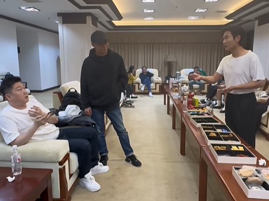 孟鹤堂扒开一个核桃，对张鹤伦说：“来，伦儿，接着！”

张鹤伦防备心很重，对孟鹤