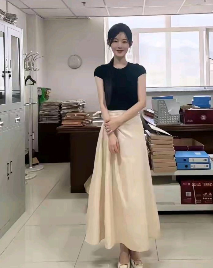 今天和同事周末加班，今天下班马上要去相亲了！
大家给看看是把头发梳起来好看还是披
