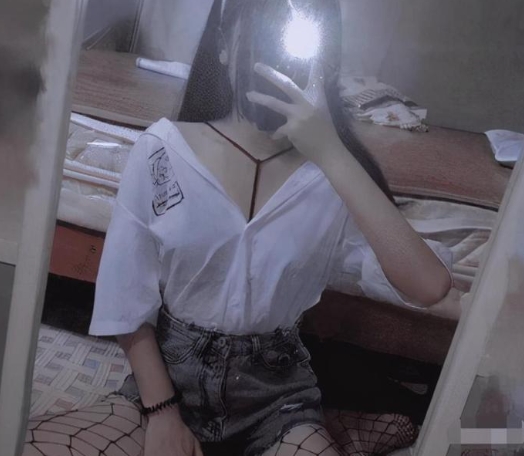 姑娘，下次自拍记得别开闪光灯，里衣的颜色都能看到了！