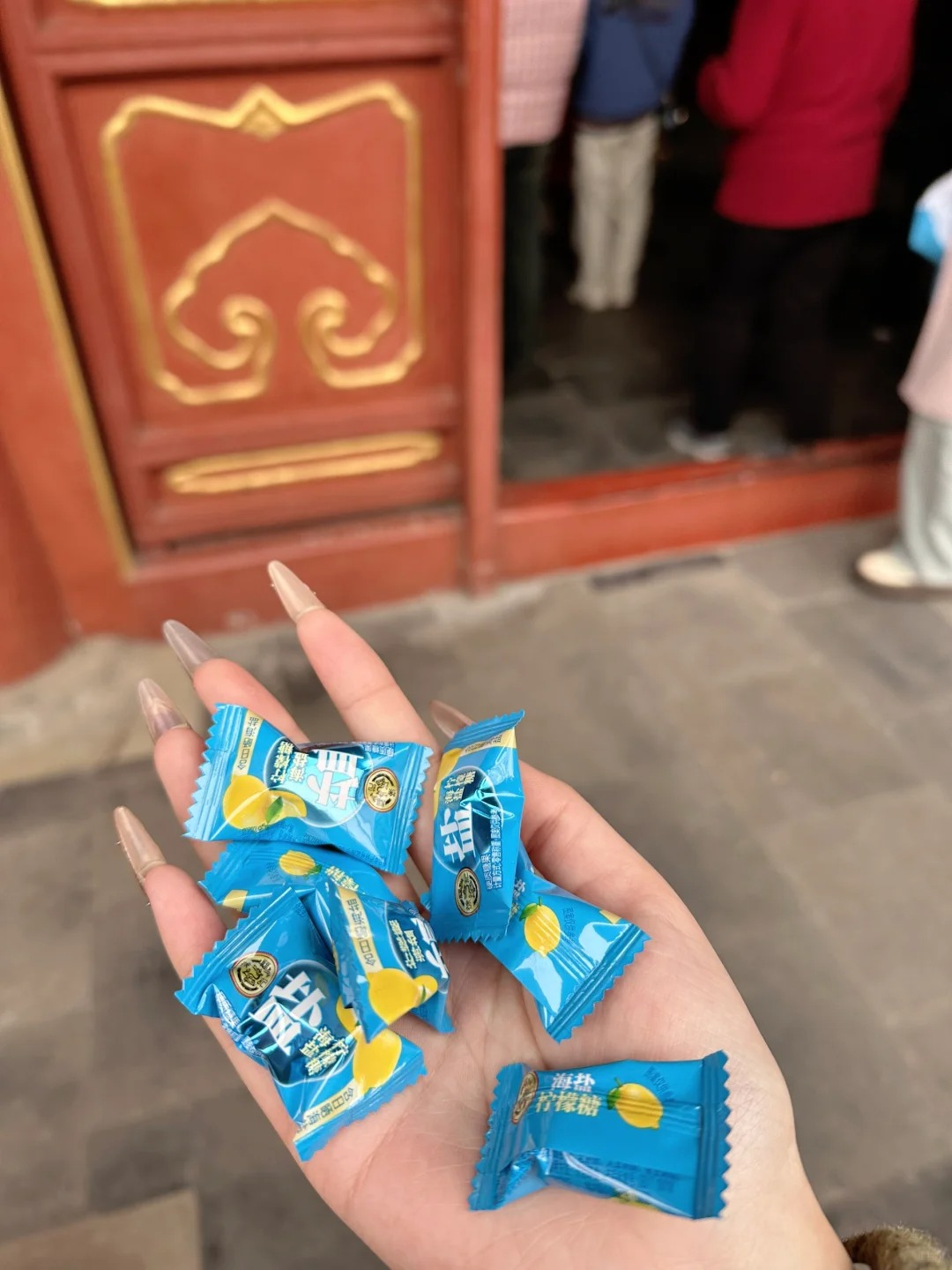 雍和宫的师父给了我一把糖！！！
在雍和宫的某个大殿里有个师父在供品前面拆开一袋糖