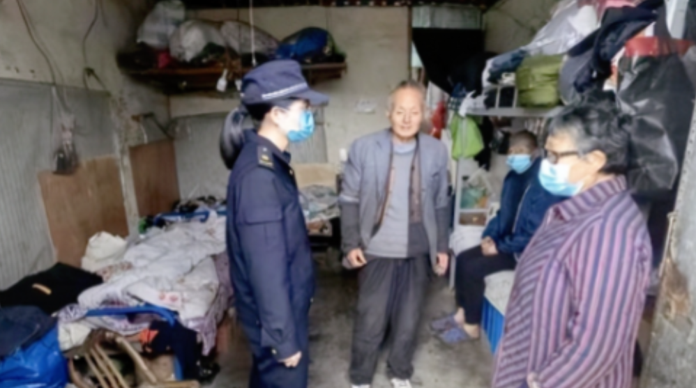 2022年11月，浙江一大爷因为违规摆摊被罚，在去交罚款的时候低声说道：“可不可