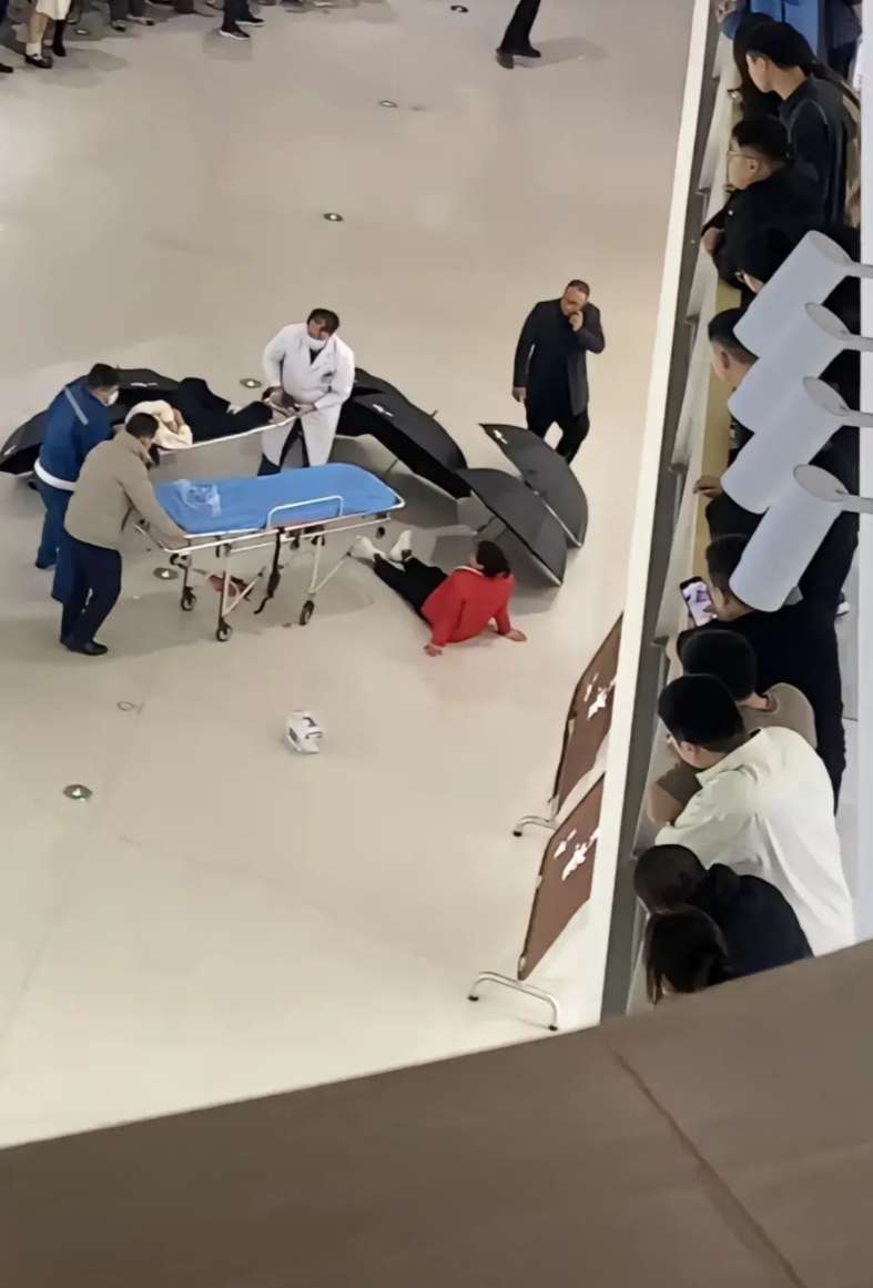 2024年11月16日晚，济宁万象汇发生一起从4楼坠楼事件。
一名小女孩从4楼坠