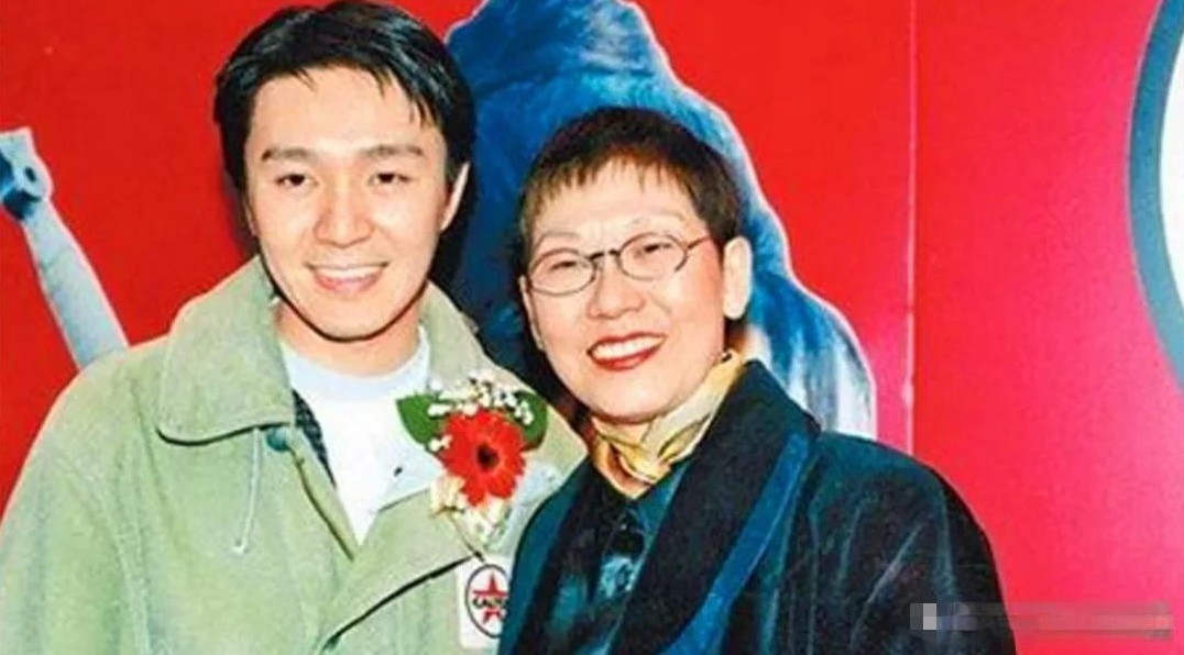 周星驰的妈很厉害 名字有深意

                        