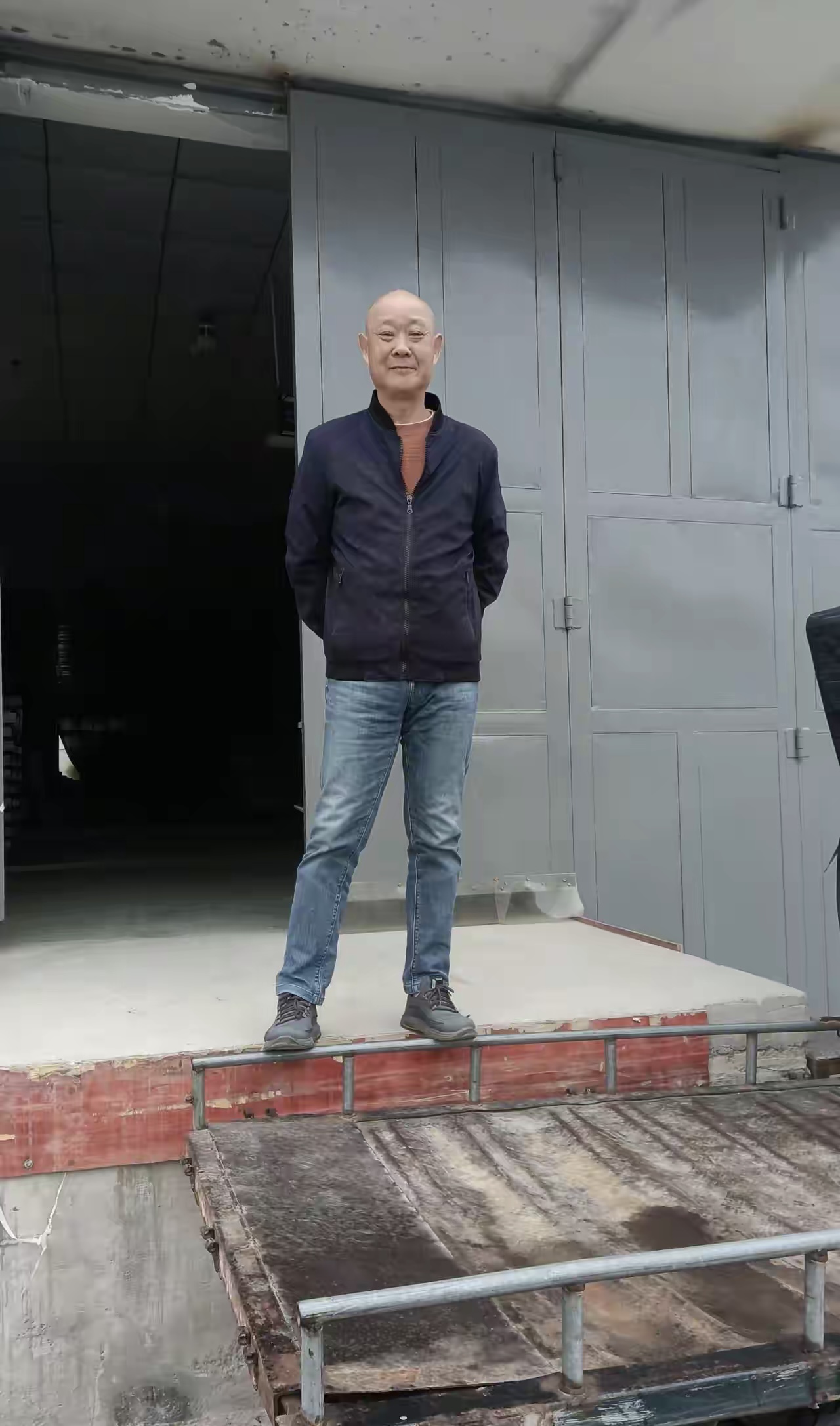 远房二叔是个泥瓦匠，已经61岁了，在工地上做泥瓦工，儿子已经成家，省吃俭用到现在