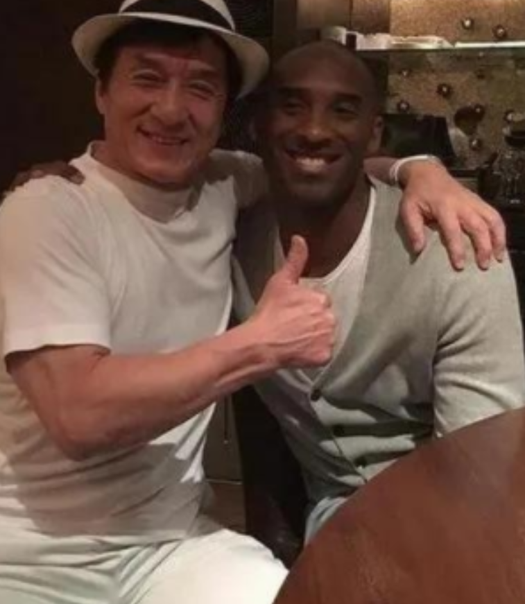 一次，房祖名花20w想买NBA门票，都买不到，于是就打电话给成龙：“爸，你跟奥尼