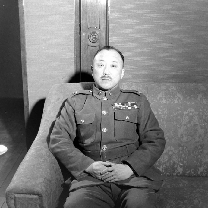 1948年，卫立煌乘坐飞机来到了葫芦岛，见面之后，杜聿明询问道：“我不是让你一人