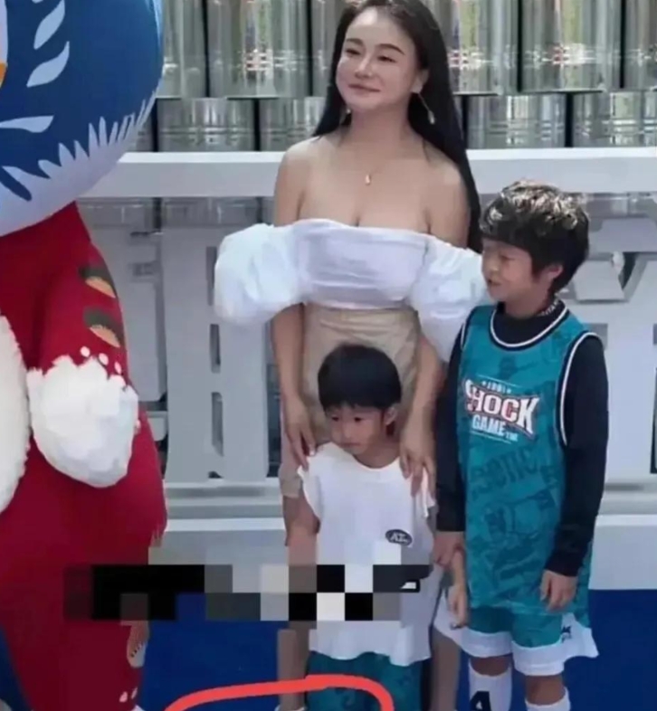 邹市明的妻子并不低调啊！
