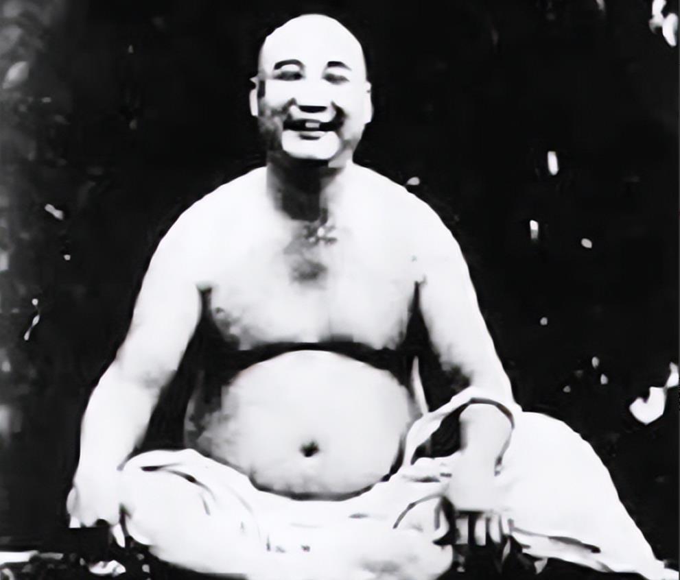 1954年，一位台湾的和尚因突发脑溢血去世。他的弟子们并未按照传统将其遗体火化，