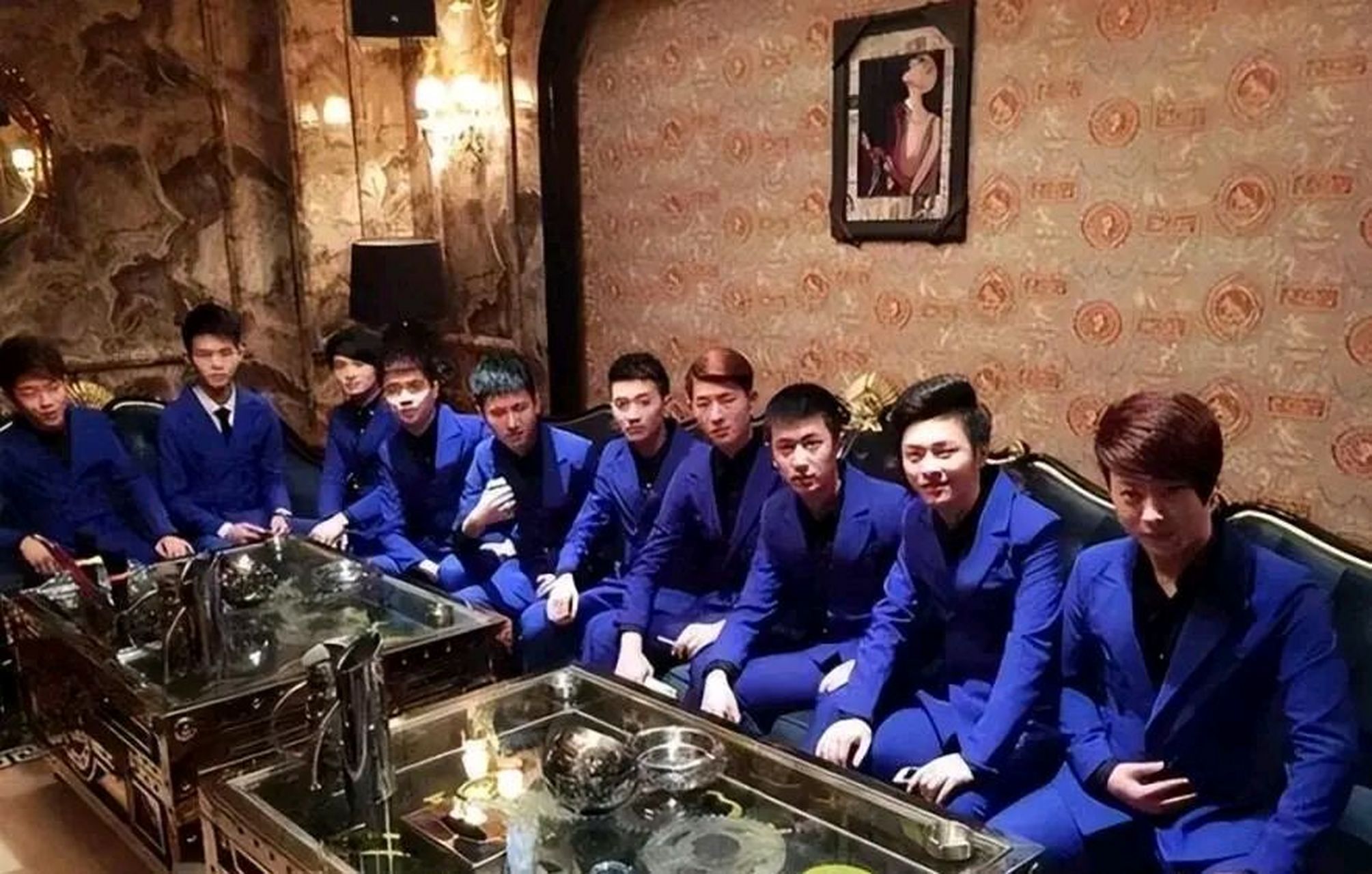 广东佛山，几个富婆在KTV点男模陪酒，男模为讨富婆欢心，连续干了一整箱，喝得都快